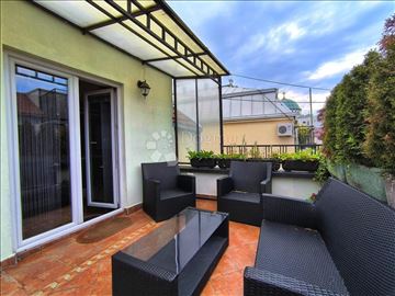 Prelep stan na Vračaru sa pogledom na Hram