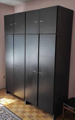 Prodajem regale sa pripadajucim vitrinama