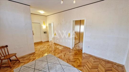 Centar Sombora, I sprat, 55m2, polunamešten