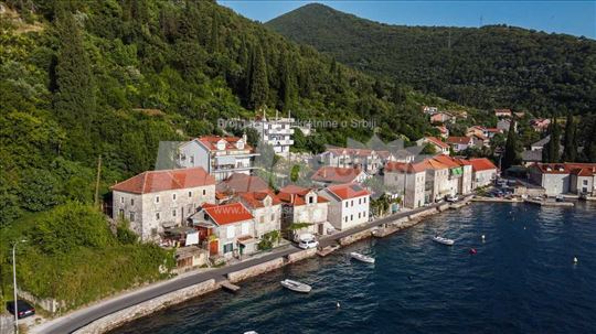 Deo istorijske kamene kuće (prizemlje i 1 sprat) 