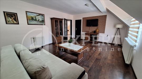 Izdaje se višenamenski poslovni prostor u strogom 