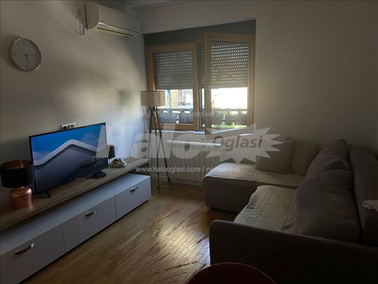 Izdajem jednoiposoban stan 35m² – Zelena Avenija, 