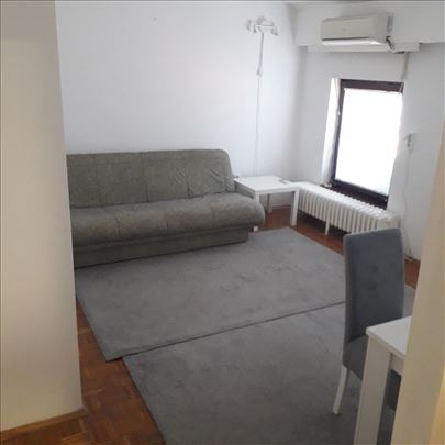 Izdavanje  garsonjera 26m2 Karaburma