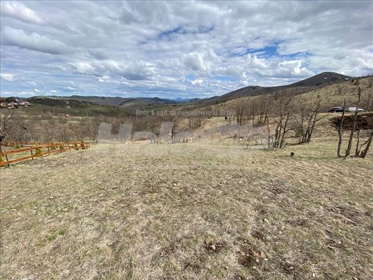 Plac na Zlatiboru u blizini Spomenika - Gajevi