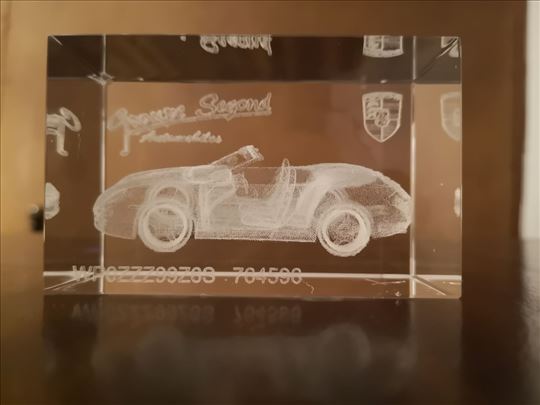 PORSCHE 3D model u staklu 