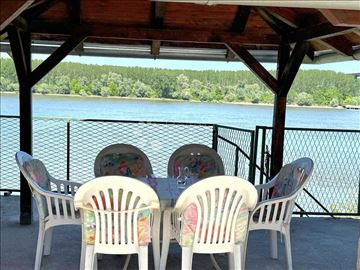 Vikendica na izuzetnoj lokaciji na Dunavu