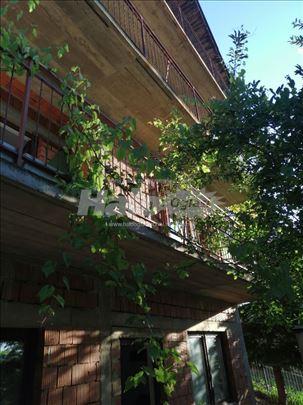 Vrujci kuća, stotinjak metara od hotelskog bazena.