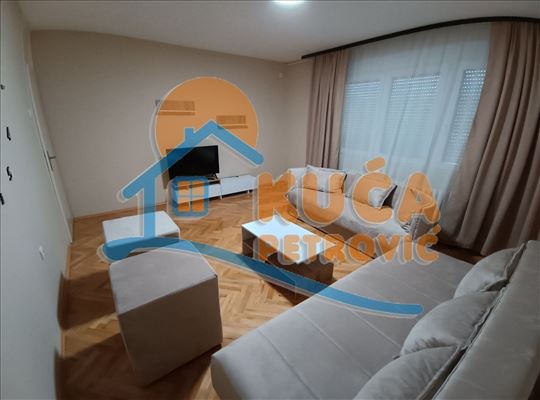 Izdaje se trosoban stan na Panteleju, 70m2!