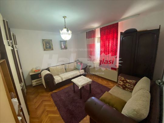 Izdajem trosoban stan u prizemlju kuće