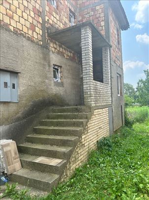 Kuca u Deču 259m2 i 7ari placa