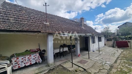 Manja trosobna kuća 92m2