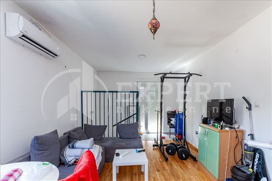 Na prodaju dvoiposoban stan na Panteleju, 75m2