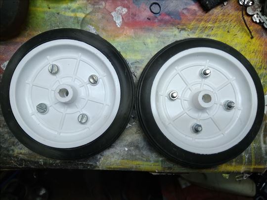 Plasticni tockovi precnik oko 13 cm. otvor rupe 13