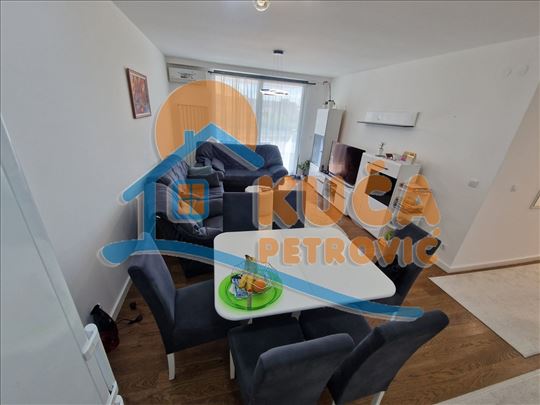 Prelep trosoban stan u kompleksu Delta Residence, 