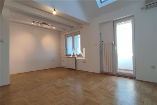 Ul. Černiševskog. Hram na 550m. Južna orjentacija.