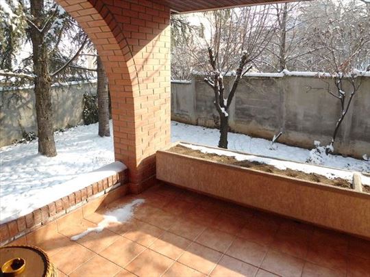 Lepa kuća sa dvorištem na Dedinju, garaža, ID 2651
