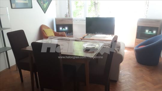 Trosoban stan u Cara Uroša na Dorćolu, renoviran