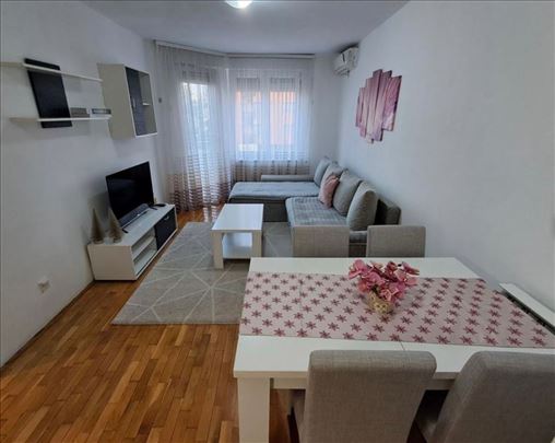 Izdavanje 2.0 lux stan Vojvode Stepe kod Fona