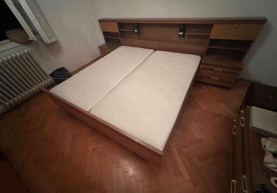 Krevet i dva dušeka sa pratećim policama 
