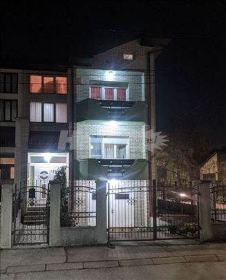 Пространа породична кућа са двориштем и гаражом 