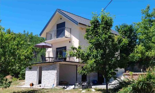 Kuća 142m2 i 23 ara, potpuno renovirana, uknjižena