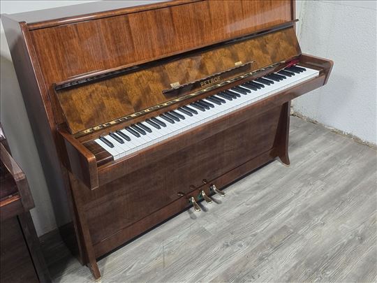 Nov Pianino