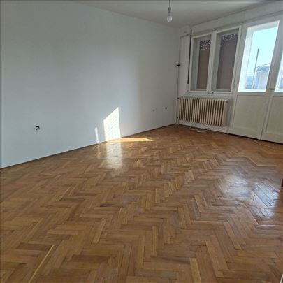 Stan 54m2 u centru Mladenovca, parking i podrum