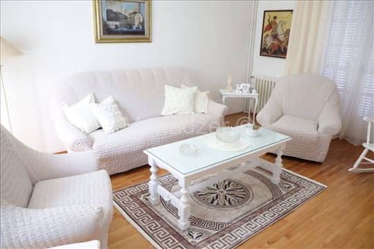 Borča spratna kuća 200m2, nameštena, bašta, garaža