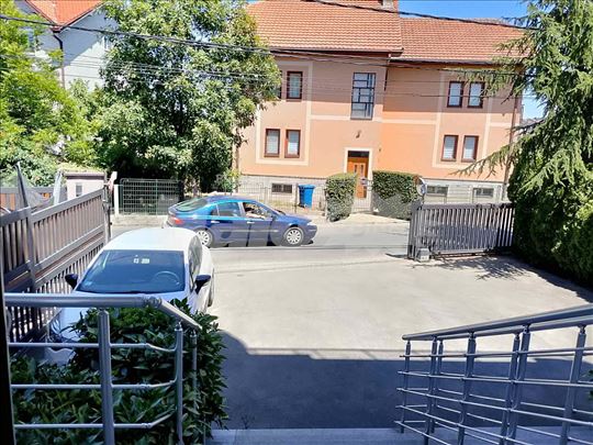 Izdajem 3 radna mesta u poslovnom prostoru