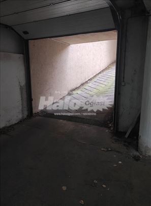 Izdajem garažno mesto u garaži u Takovskoj ulici