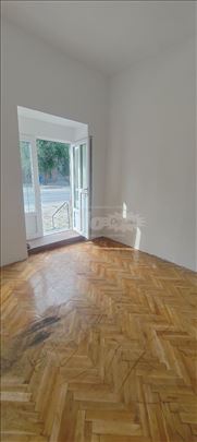 Lokal 20m2, Belegiš centar, 2 mokra čvora, basta