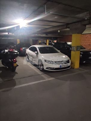 Prodajem garazno mesto    / Garage for sale