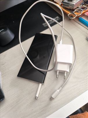 Samsung, sa punjacem, neispravan