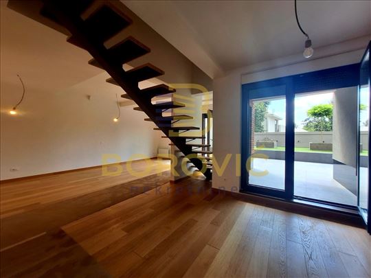 Kod Hrama, 144m2 + 125m2 dvorište, lux