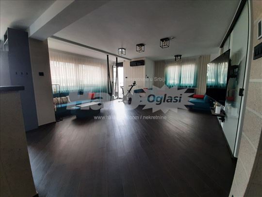Kompletno LUX opremljen duplex stan u centru grada