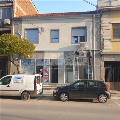 Kuća u centru Niša sa 2 ulična lokala