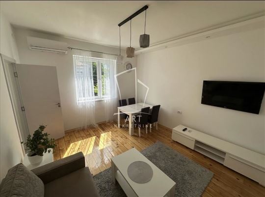 Odličan uknjižen salonac, na prestižnoj lokaciji, 