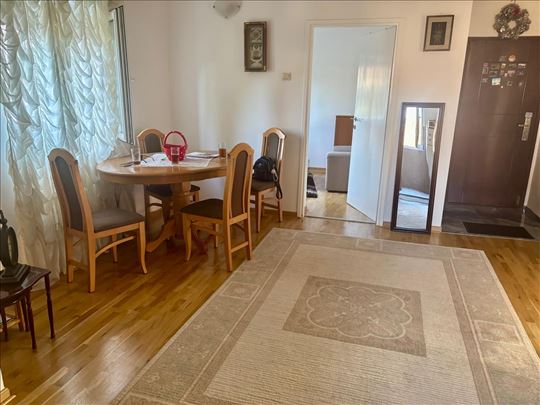 Petlovo brdo - centar naselja troiposoban 71m2