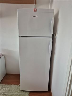 Prodajem kombinovani frižider BEKO 250 l