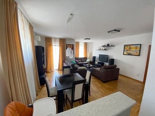 Prostran, moderan stan, garaža, ID 2216