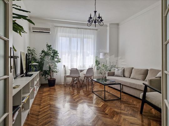 Svetao salonski stan u Mačvanskoj - kod Hrama