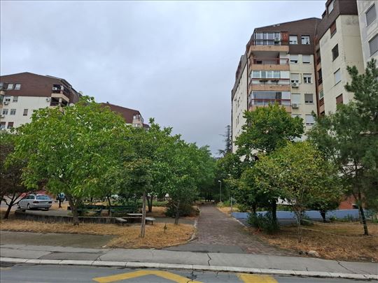 Blok 72,lep dvosoban stan ,odmah useljiv 