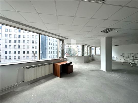 Open space u modernoj poslovnoj zgradi