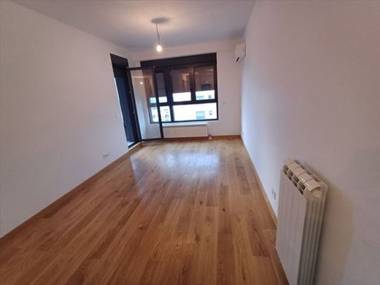 Potpuno nov stan, Voždove kapije, dve garaže, 3598