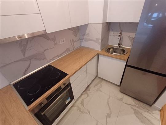 Potpuno nov stan, Voždove kapije, dve garaže, 3598