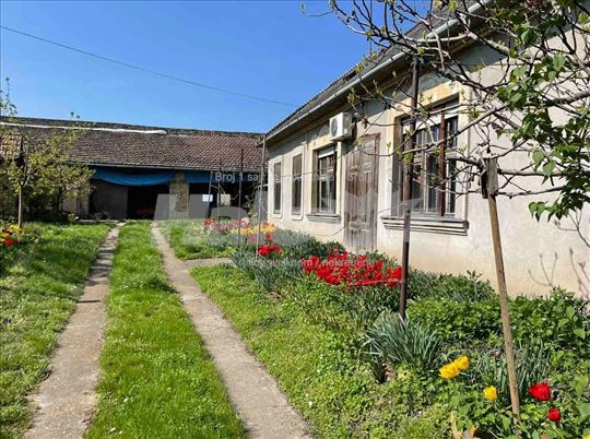 Prodaje se kuća na početku Bajskog puta