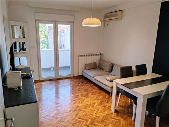 Stari Grad 4-soban stan renoviran za rentu