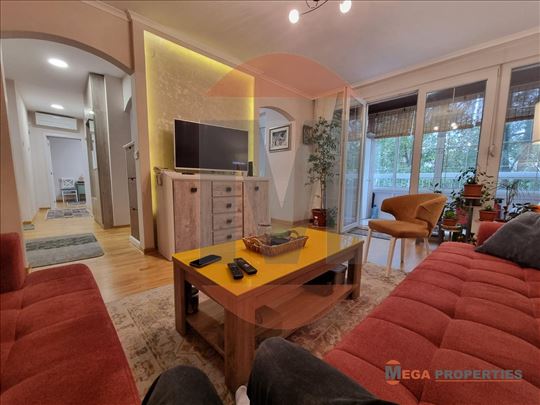 Borča centar V, fas. cigla, 1/4, 70m2, uknj. LUX