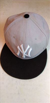 Kačket New Era podesiv 58 cm. ocuvan.Imam jos puno