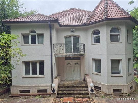 Luksuzna vila, mirno okruženje, 438 na 7,5a, bazen